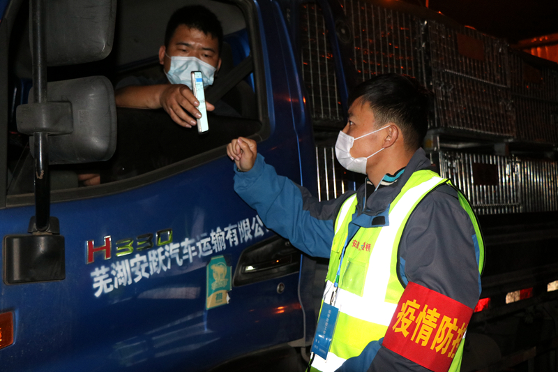 新一輪疫情發(fā)生后，安徽路橋迅速行動，組織全體職工和勞務(wù)工人進行全員核算檢測，筑牢疫情防控第一道防線。此外，還積極投身屬地疫情防控，踐行國企擔當。